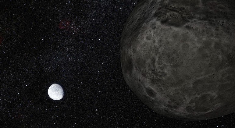 ÉrisSe Plutão é o maior planeta anão, Éris é o segundo — pouca coisa menor do que nossa Lua. Assim como Makemake, possui um satélite, chamado Disnomia. Sendo o planeta-anão mais distante do Sol, a luz de nossa estrela leva nove horas para atingi-loNão saia daí! Foguete Starship, a nave 'mais poderosa do mundo', explode após se separar do propulsor