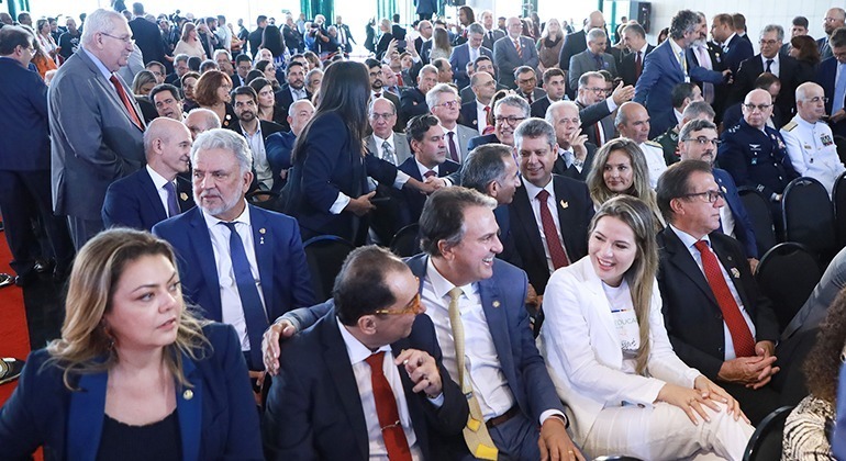 Cerimônia conta com a participação de cerca de 500 convidados, entre ministros, parlamentares e presidentes dos tribunais superiores 