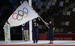 CERIMÔNIA DE ENCERRAMENTO - Anne Hidalgo, prefeita de Paris, recebeu a bandeira olímpica de Thomas Bach, presidente do Comitê Olímpico Internacional. Paris será a sede da Olimpíada em 2024.