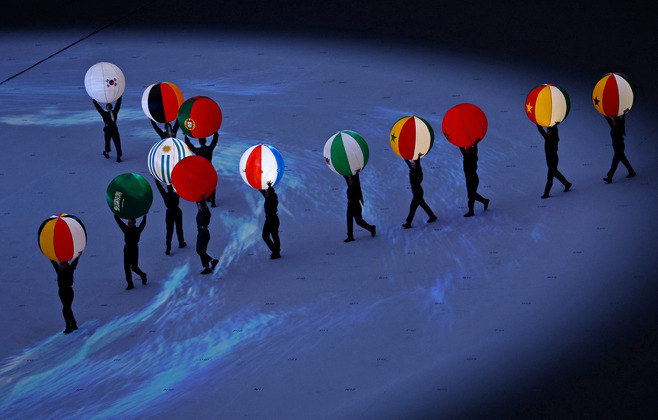 Voluntários do Mundial entraram com bolas com as bandeiras das 32 seleções que participaram da competição