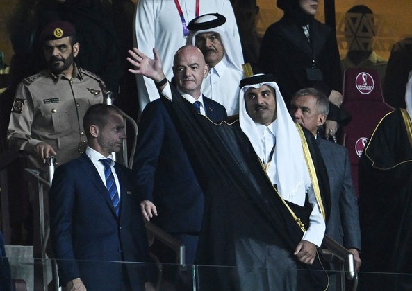 O Emir do Catar, Tamim bin Hamad Al Thani, o presidente da Fifa Gianni Infantino e o presidente da UEFA Aleksander Ceferin também estão no estádio Lusail