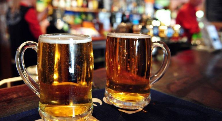 Canecas com cerveja