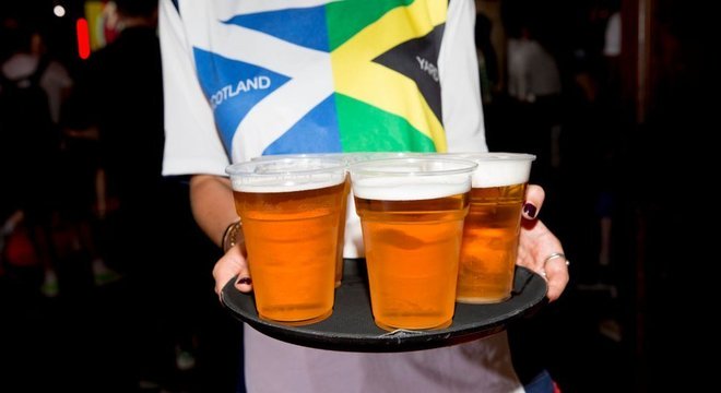 Reino Unido enfrenta racionamento de cerveja em meio à Copa do Mundo e a uma onda de calor que atingiu o país no último fim de semana