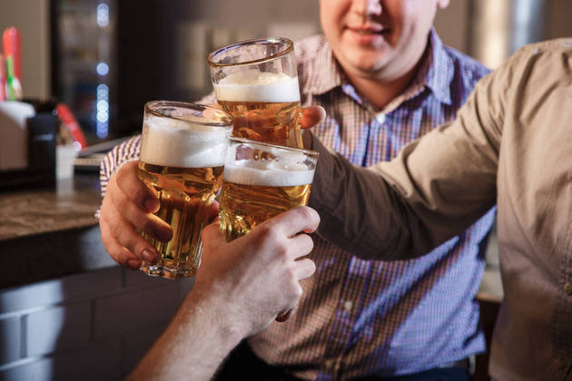 Bebidas alcoólicas: a FBG (Federação Brasileira de Gastroenterologia) afirma que o consumo excessivo de álcool é um dos principais causadores da gastrite. Tais bebidas danificam a mucosa gástrica, agravando problemas estomacais, como a úlcera