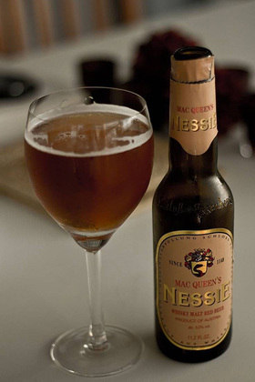 Cerveja de Whisky - MacQueen's Nessie - Feita com malte escocês, seu nome homenageia o mítico monstro do Lago Ness, chamado de Nessie. 