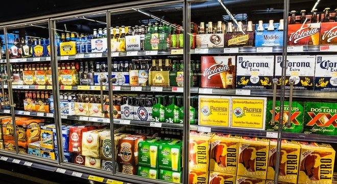 Em um supermercado britânico, clientes só podem comprar até dez caixas de cerveja por causa da escassez de dióxido de carbono