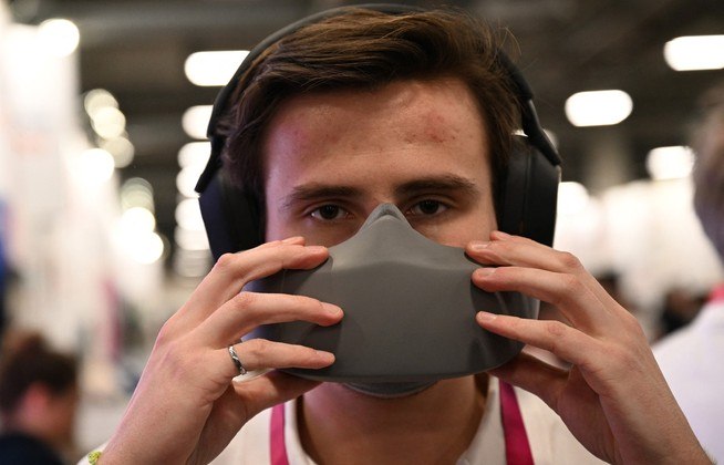 A startup francesa Skyted apresentou um produto similar. Em vez do design de mordaça, a versão da empresa mais se assemelha a uma máscara. As funções são similares: suporte a Bluetooth e fidelidade nas conversas por voz, sem vazamentos