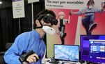 A CES (Consumer Electronic Show) é um dos eventos mais importantes de tecnologia de consumo do mundo e ocorre anualmente em Las Vegas. Além de produtos que serão disputados em lojas, a feira apresenta dispositivos muito bizarros, como esse Mutalk. Parece uma mordaça, mas é um microfone Bluetooth pensado para conversas em ambientes virtuais (olá, metaverso!). Ele dificulta bastante que outras pessoas ouçam as conversas, enquanto evita também que sons externos atrapalhem as interações virtuais