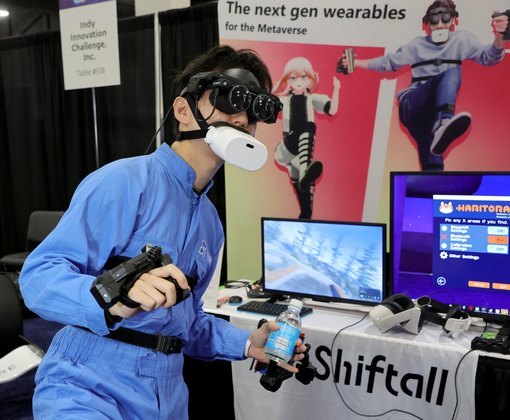 A CES (Consumer Electronic Show) é um dos eventos mais importantes de tecnologia de consumo do mundo e ocorre anualmente em Las Vegas. Além de produtos que serão disputados em lojas, a feira apresenta dispositivos muito bizarros, como esse Mutalk. Parece uma mordaça, mas é um microfone Bluetooth pensado para conversas em ambientes virtuais (olá, metaverso!). Ele dificulta bastante que outras pessoas ouçam as conversas, enquanto evita também que sons externos atrapalhem as interações virtuais
