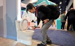Outra tendência bem estranha é a necessidade de empresas fornecerem dados sobre a urina das pessoas. Um dos itens criados para examinar o xixi é o U-Scan, da francesa Withings, que fornece um sensor conectado ao vaso. Um app no smartphone informa se a pessoa está bebendo água o suficiente ou se alimentando direito, entre vários outros resultados