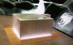 Esta é a Stillness Bath, um dispositivo que oferece banhos iluminados e com névoa e se inspira nos famosos banhos florestais japoneses. Bem bonito... e  caro! O aparelho custa nada menos que 8.000 dólares (R$ 42 mil no câmbio atual)CONTINUE POR AQUI: O ano de 2022 foi cheio de pesquisas científicas fascinantes; relembre as melhores