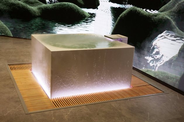 Esta é a Stillness Bath, um dispositivo que oferece banhos iluminados e com névoa, e se inspira nos famosos banhos florestais japoneses. Bem bonito... e  caro! O aparelho custa nada menos que US$ 8.000 (R$ 42 mil no câmbio atual)CONTINUE POR AQUI: O ano de 2022 foi cheio de pesquisas científicas fascinantes; relembre as melhores