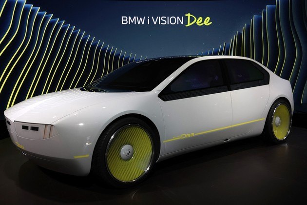 A montadora BMW também apresentou sua própria estranheza: o carro BMW i Vision Dee. Não é exatamente um modelo funcional, mas uma mostra conceitual de tecnologias que podem equipar veículos da empresa. O Dee tem como missão reunir conceitos futuristas