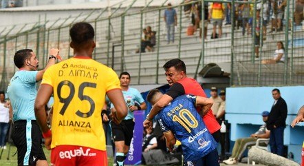 César Farías se descontrolou e agrediu jogadores adversários