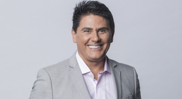 César FilhoEle é radialista, apresentador, ator, marido e pai. A primeira vez que apareceu na televisão, ainda adolescente, foi na Record TV. Agora, está há quase 10 anos à frente do Hoje em Dia