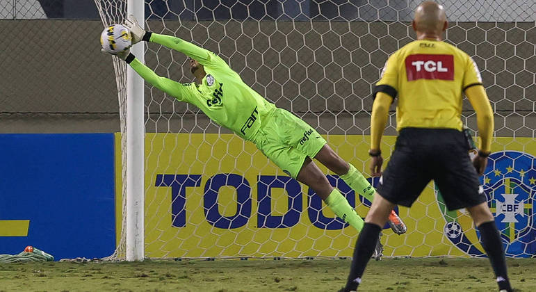 Cesar é goleiro do sub-17 Palmeiras e defende a bola durante competição da categoria