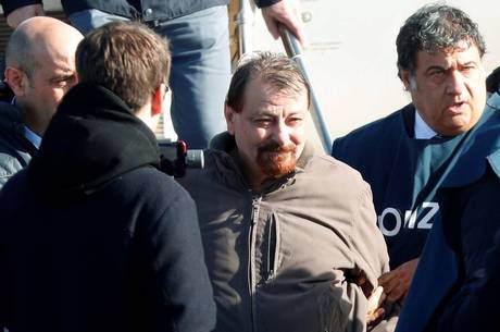 Battisti foi extraditado para a Itália em janeiro