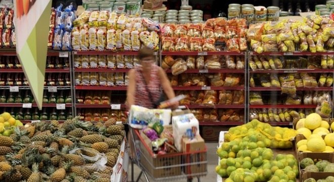 No ano, o conjunto dos preços de alimentos aumentou 9,84% e, em 12 meses, 9,72%