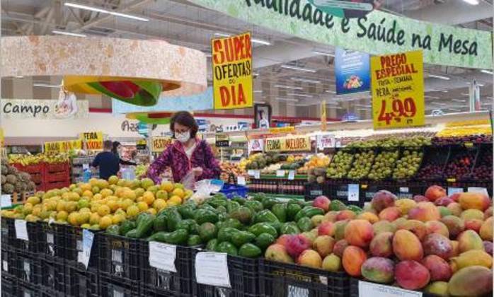 PR - SUPERMERCADO-CURITIBA-MOVIMENTAÇÃO - GERAL - Movimentação em supermercado de Curitiba (PR), nesta terça-feira (11). Itens da cesta básica como arroz, feijão e óleo de soja tiveram aumento no preço devido a inflação. Além desses produtos, o café também teve um aumento expressivo, de cerca de 35% em capitais brasileiras. 11/01/2022 - Foto: EDUARDO MATYSIAK/FUTURA PRESS/FUTURA PRESS/ESTADÃO CONTEÚDO