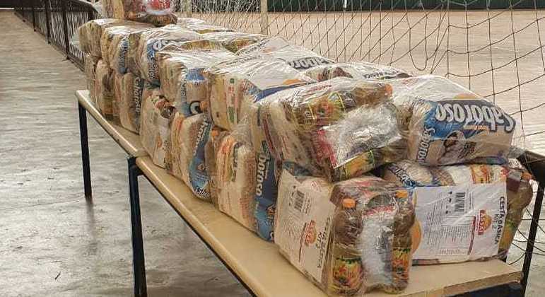 Arrecadação de cestas básicas para a doação durante a pandemia de covid-19 