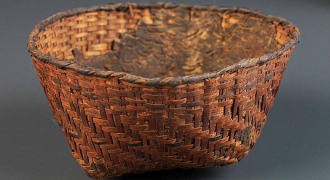  Este cesto sambaqui foi revestido internamente com resina; trata-se de uma peça rara, em virtude da dificuldade de preservação de materiais orgânicos em climas tropicais 