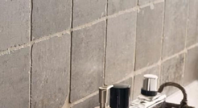 Cestos organizadores utilizados como enfeites para banheiro pequeno