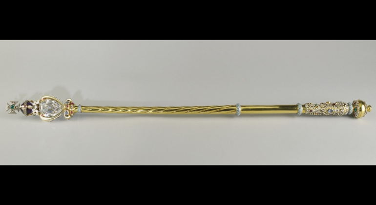 O&nbsp;Cetro&nbsp;da&nbsp;Cruz&nbsp;representa o poder temporal do soberano. Ele tem sido usado em todas&nbsp;as&nbsp;coroa&ccedil;&otilde;es desde&nbsp;a&nbsp;de Charles&nbsp;2&ordm; em 1661. Pesa 1,17 kg e tem 92 cm de comprimento.&nbsp;Em 1911, o impressionante diamante Cullinan 1&ordm;, de 530,2 quilates, foi adicionado.&nbsp;O diamante &eacute; t&atilde;o grande que o cetro teve que ser refor&ccedil;ado&nbsp;para&nbsp;suportar o peso