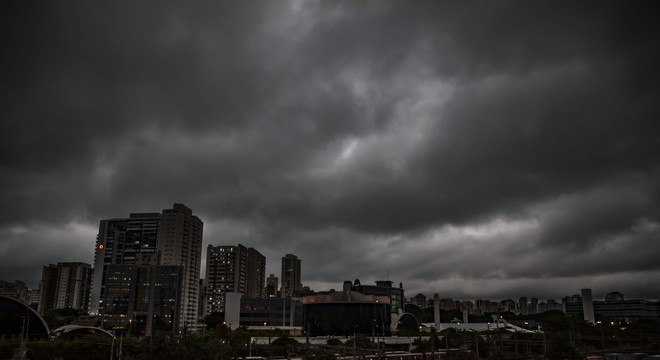 Céu encoberto faz dia virar noite e temperatura cair em ...