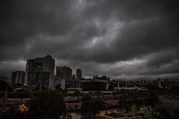 Céu escuro - Barra Funda - Nublado - Frio - Tempo - SP