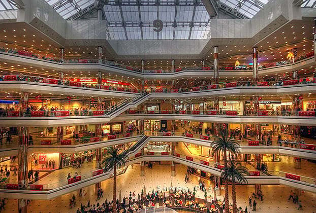 Cevahir Mall (Istambul, Turquia) - Maior shopping da Europa. A sua estruturação levou apenas dois anos e meio para ser concluída, em 2005. Mesmo após 18 anos da inauguração, permanece como o maior centro comercial do continente. 
