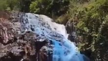 Ministério Público investiga chá revelação que tingiu cachoeira de azul em MT