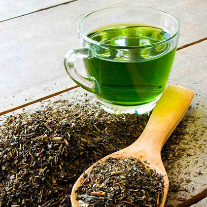 Chá verde:Feito a partir da infusão da planta Camellia sinensis, leva o nome de “verde” devido ao seu método de processamento, no qual as folhas da erva sofrem pouca oxidação, o que evita seu escurecimento.