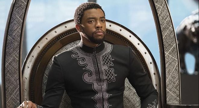 Chadwick Boseman como o rei T’Challa, em 'Pantera Negra'