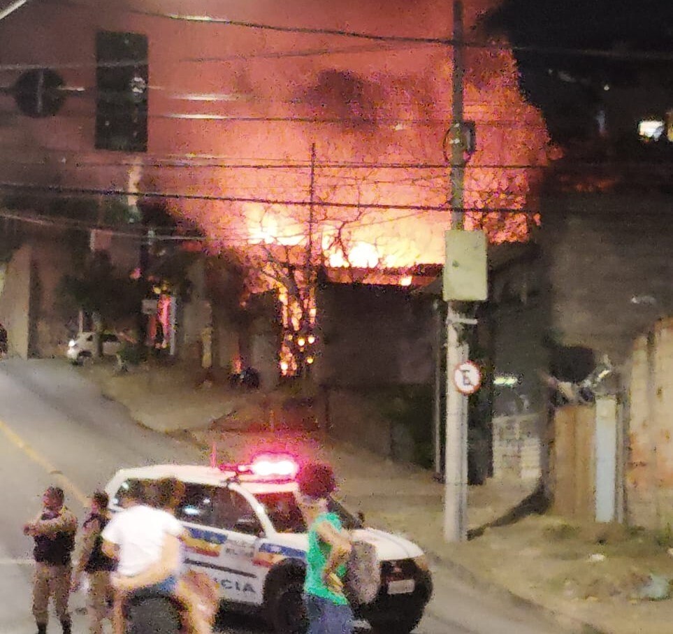 Incêndio toma conta de casa na região Norte de Belo Horizonte