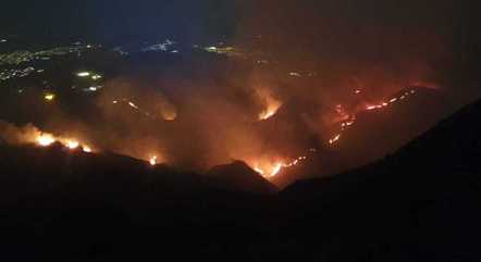 Chamas altas e fumaça cobriram a Serra do Curral