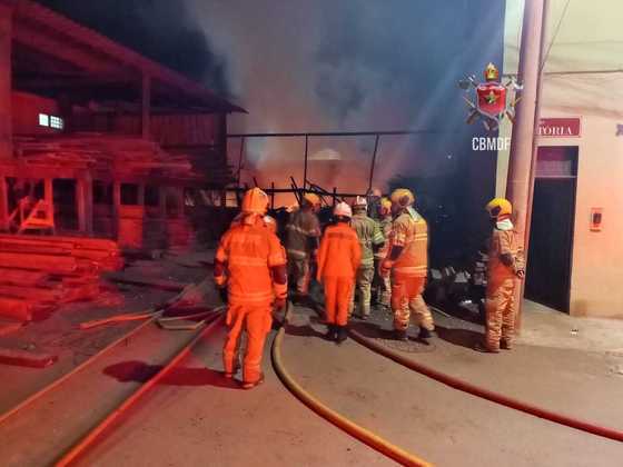 Chamas atingiram prédios vizinhos e moradores foram retirados das residências