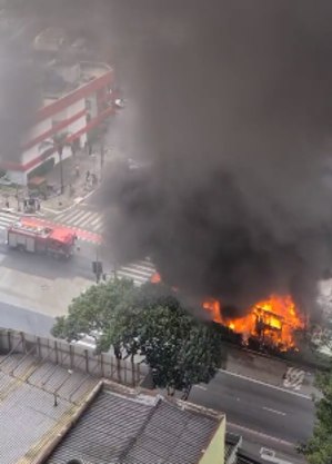 Incêndio atinge ônibus na avenida Rebouças, em São Paulo