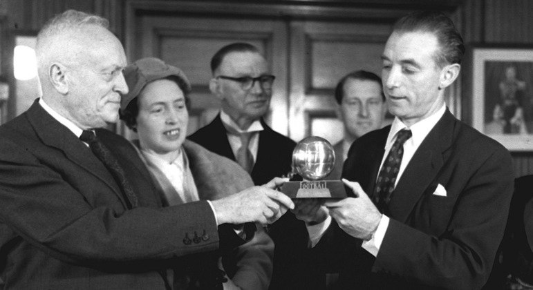 Gabriel Hanot entrega a primeira "Bola de Ouro" ao inglês Stanley Matthews
