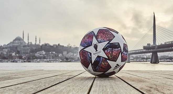 A bola oficial da decisão, em Istambul
