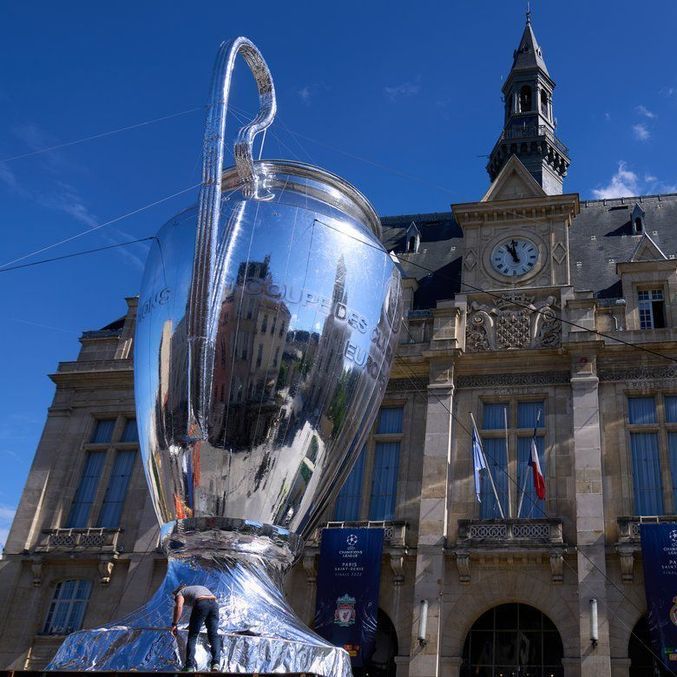 Uma réplica monumental da "Orelhuda", na capital da França