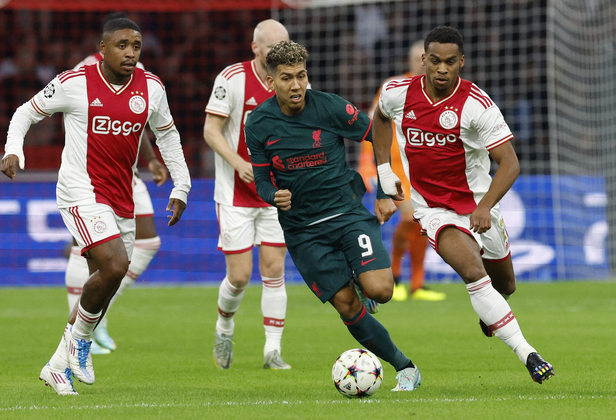 Fora de casa, o Liverpool venceu o Ajax por 3 a 0 e garantiu a classificação antecipada para as oitavas de final da Champions. O time de Alisson e Firmino chegou aos 12 pontos e não consegue mais ser alcançado pelos outros clubes do Grupo A. A equipe holandesa está eliminada do torneio, somando apenas 3 pontos