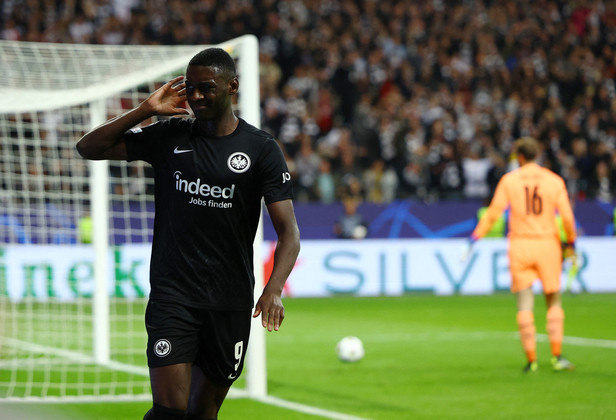 Para o Eintracht, Daichi Kamada abriu o placar, aos 3 minutos do primeiro tempo. Em seguida, Guendouzi deixou tudo igual para o Olympique. Porém, a equipe de Frankfurt fez mais um na sequência. Kolo Muani liquidou a partida, depois de tabelar com Gotze e finalizar com maestria