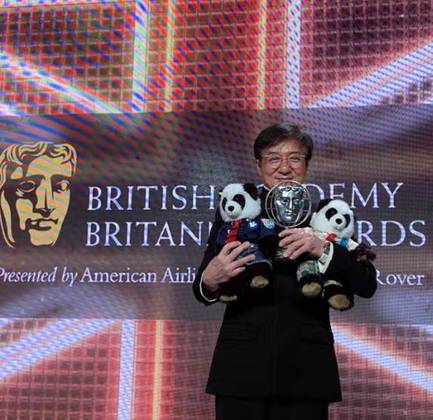 Chan já recebeu vários prêmios, inclusive um Oscar honorário. Na foto, ele com o troféu concedido pela Academia Britânica. 