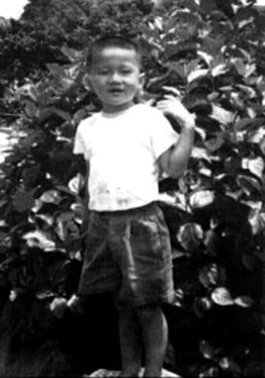 Chan nasceu em 7/4/1954 em Victoria Peak, na Ilha de Hong Kong. Seus pais eram muito pobres e ele quase foi vendido para um casal rico da Inglaterra quando era bebê. Mas a família conseguiu se reestruturar.  