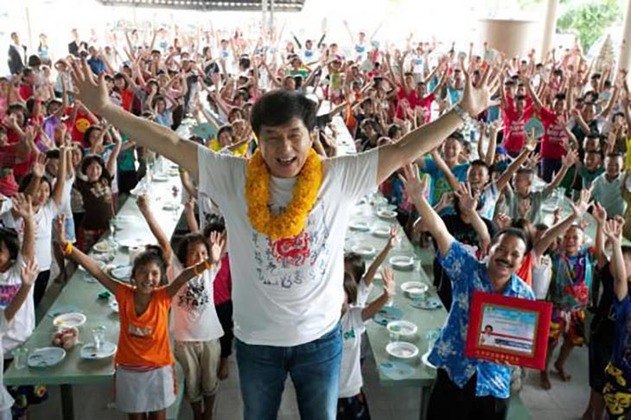 Chan também faz importante trabalho social. Em 1988, Chan fundou a Jackie Chan Charitable Foundation, que ajuda financeiramente programas de caridade para crianças em vários países, além de programas sociais de instituições como Cruz Vermelha e Unicef.  