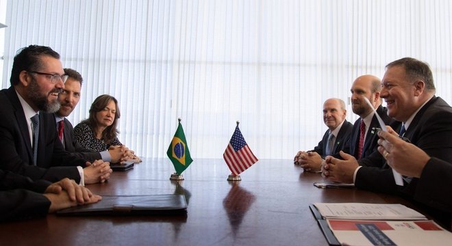 Chanceler Ernesto Araújo (acima com o secretário de Estado americano Mike Pompeo, em Brasília, em 2 de janeiro) é forte crítico do 'globalismo'