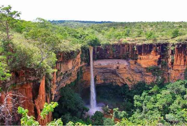 Chapada dos Guimarães – MT: Fica a cerca de 60 km de Cuiabá, em Mato Grosso, e é famosa pela cachoeira Véu de Noiva. Oferece diversas atrações, como cânions, cavernas.