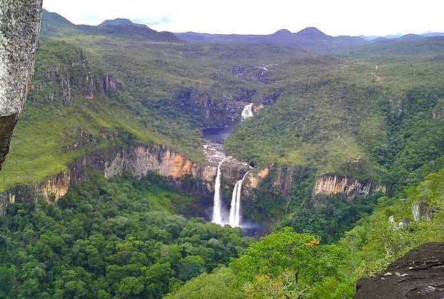 Chapada dos Veadeiros - GO: Situada em Goiás, a 400 km de Goiânia, é uma área de preservação ambiental reconhecida pela UNESCO. Essa região de cerrado abriga formações rochosas, cânions, rios e vasta biodiversidade.