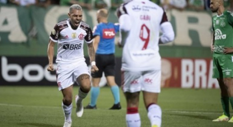 Matheuzinho, Michael... Flamengo de Renato segue refém de iniciativas individuais para marcar