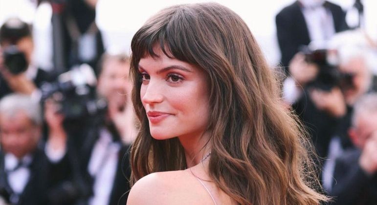 Charlbi Dean morreu, aos 32 anos, na segunda-feira (29)
